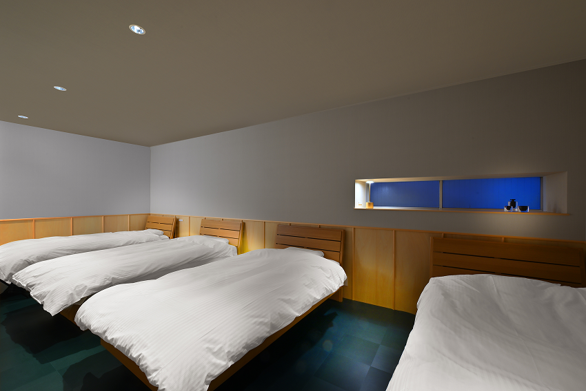 <span class="popup-room__title-label">Room</span> 201